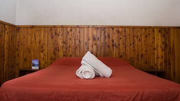 Chambre Double, 1 grand lit, salle de bains privée | Décoration personnalisée, ameublement personnalisé, bureau