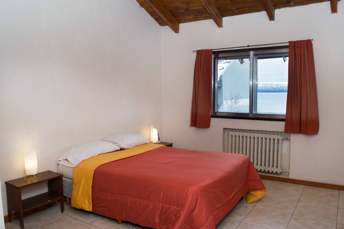 Double Room, 1 Queen Bed, Private Bathroom | Desk, WiFi (free), individually decorated, individually furnished