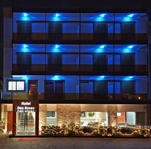 Front of property - evening/night - Hotel Des Roses (Kifisia)