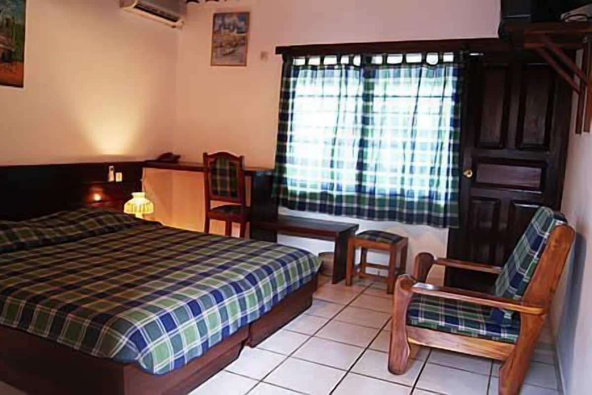 Chambre Simple Supérieure | Literie de qualité supérieure, coffres-forts dans les chambres, bureau
