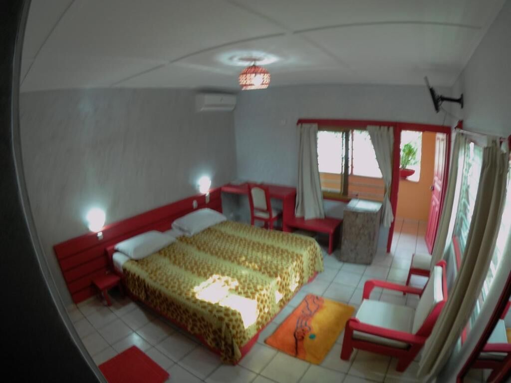Una camera da letto con un letto, una scrivania, una sedia e una finestra.