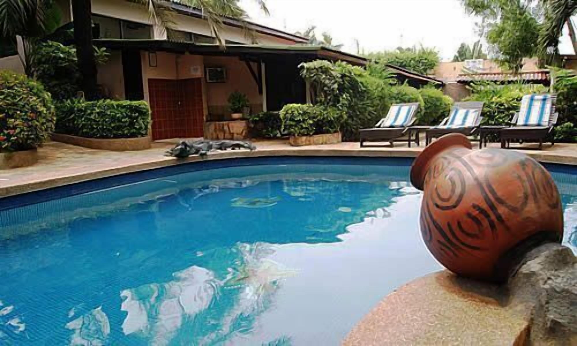 Una piscina con una maceta decorativa en el borde.
