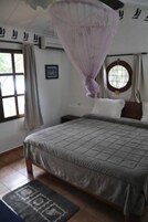 高級寢具、房內夾萬、書桌、免費 Wi-Fi