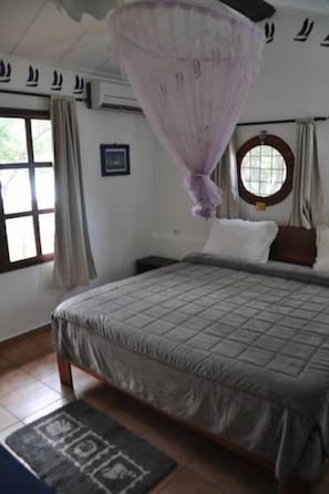 Ropa de cama de alta calidad y caja de seguridad en la habitación