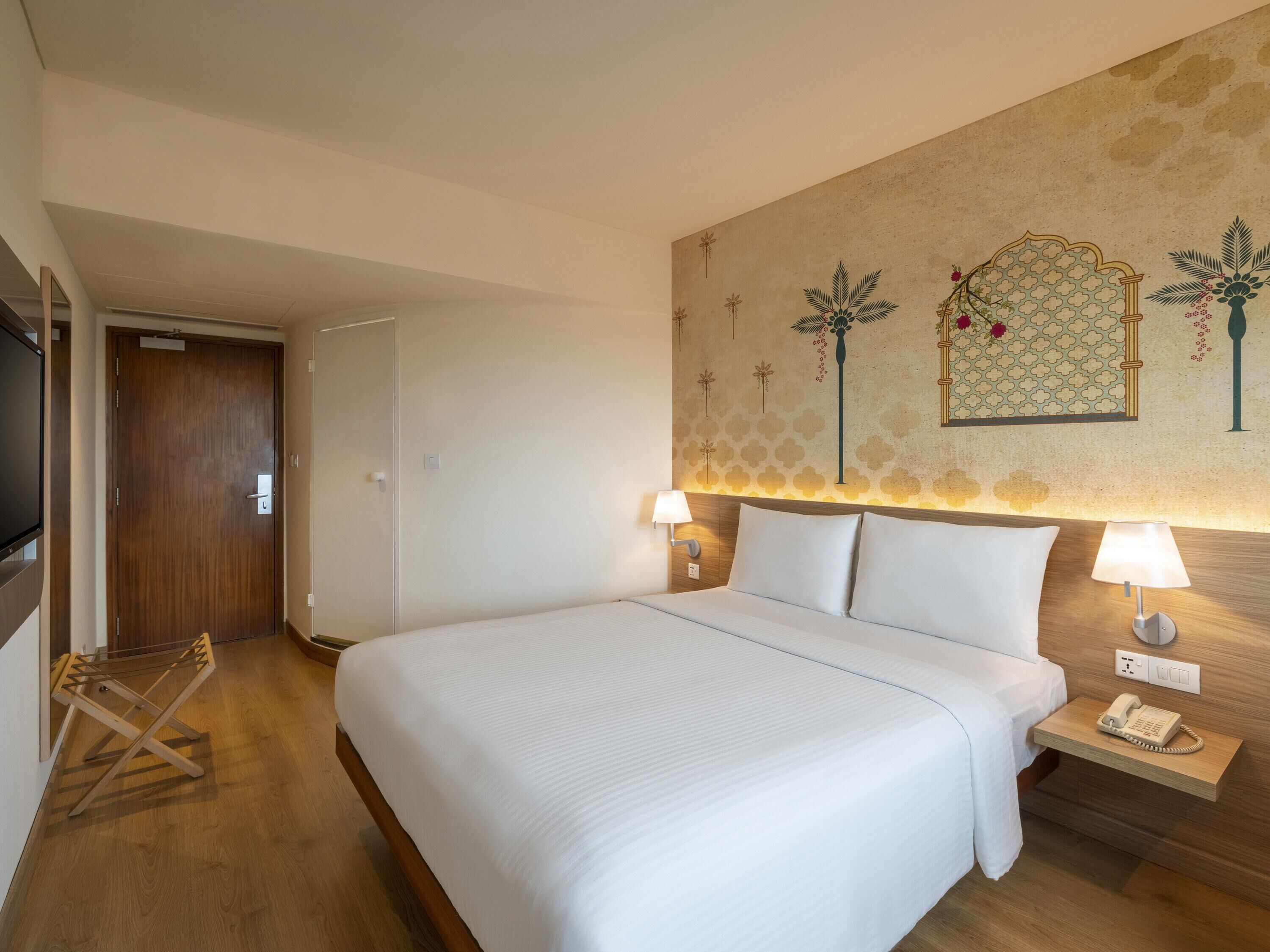 Standard Room, 1 Queen Bed | In-room safe, desk, blackout drapes, soundproofing