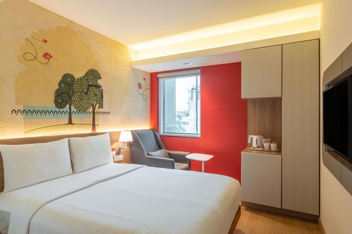 Kamar Standar, 1 Tempat Tidur Queen | Brankas, meja kerja, tirai kedap cahaya, dan kedap suara