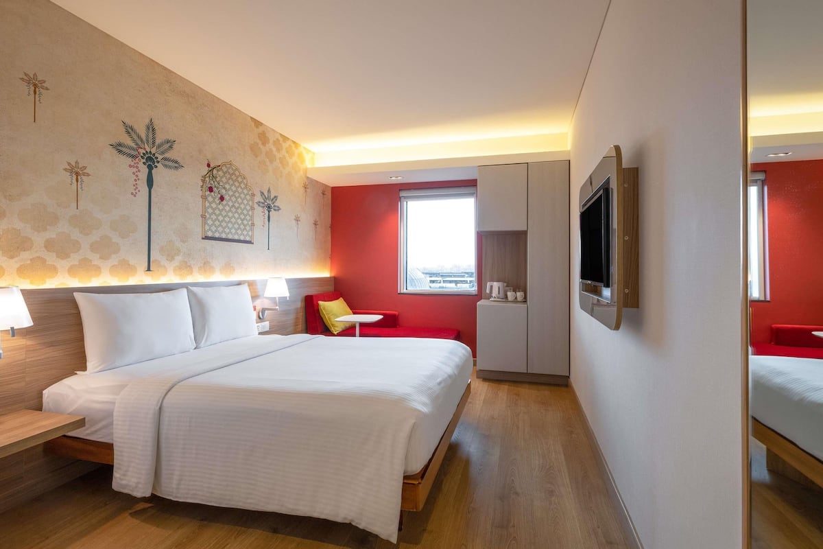 Standardzimmer, 1 Queen-Bett | Zimmersafe, Schreibtisch, Verdunkelungsvorhänge, schallisolierte Zimmer