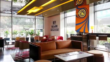 Lounge tại sảnh, dùng bữa ngoài trời, mở cửa 24 giờ
