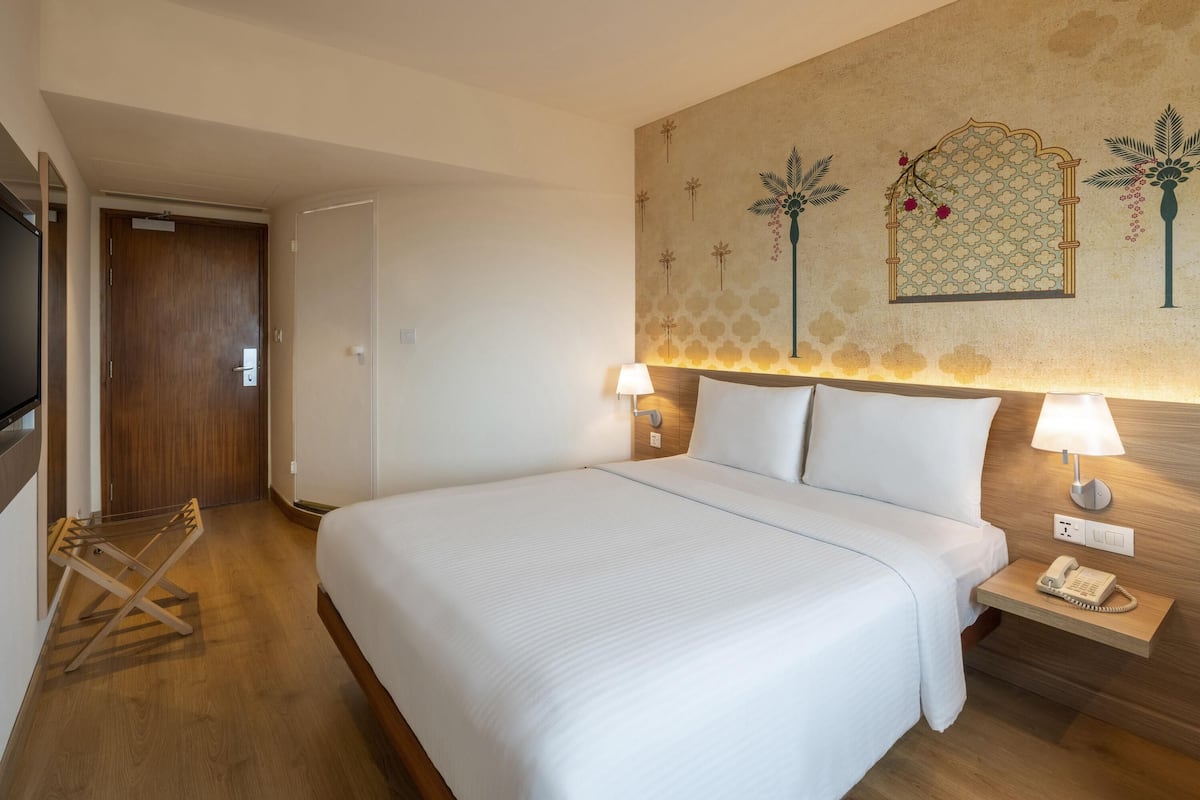 Kamar Standar, 1 Tempat Tidur Queen | Brankas, meja kerja, tirai kedap cahaya, dan kedap suara