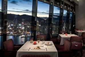 4 restaurants; breakfast, lunch and dinner served  - The Ritz-Carlton, Hong Kong (Kowloon)