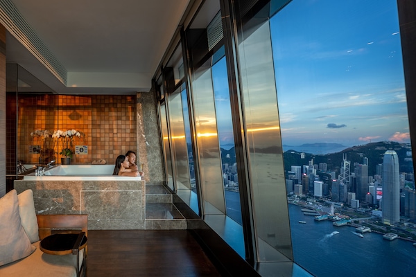 Couples treatment rooms, hot tub, steam room, body treatments