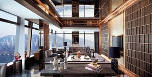 Suite – club, 1 dobbeltseng, havneutsikt | Oppholdsområde | En 42-tommers LCD-TV med kabel-kanaler samt TV og DVD-spiller