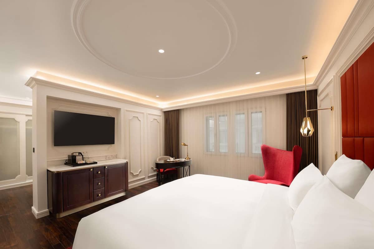 Minibar, caja de seguridad en la habitación y escritorio