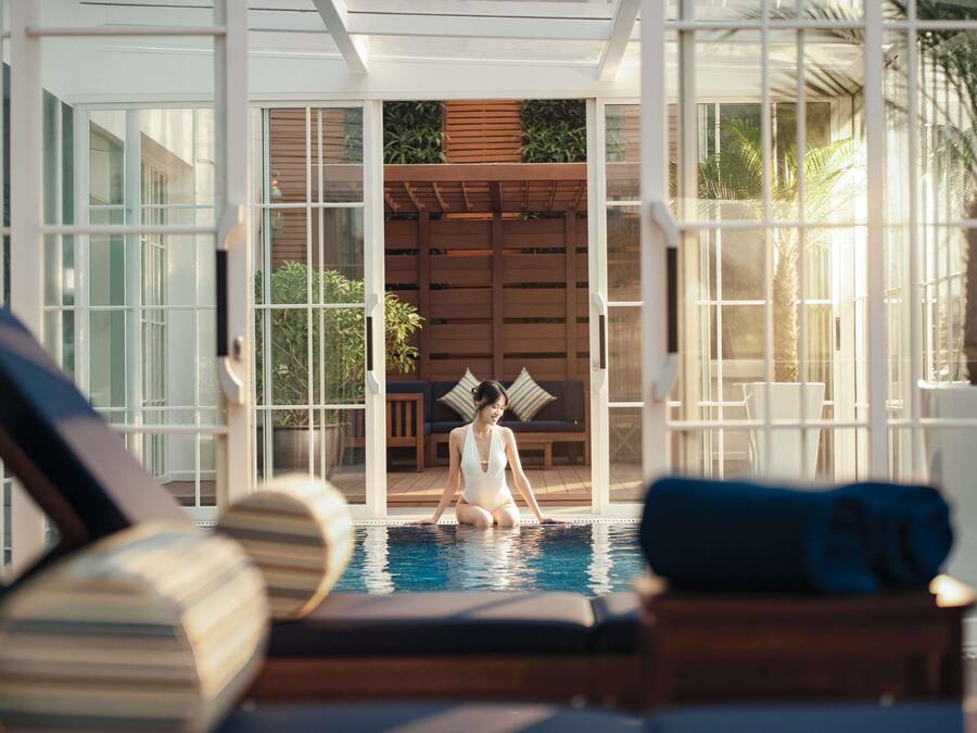 Piscina interna, espreguiçadeiras