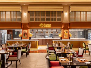 2 restaurants; breakfast, lunch and dinner served 