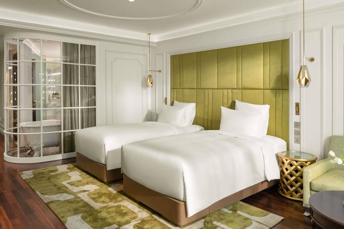 Minibar, caja de seguridad en la habitación y escritorio