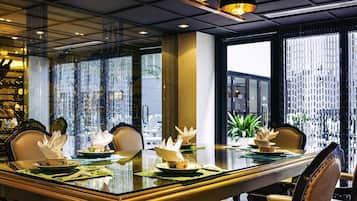 2 restaurantes; se sirve desayuno, almuerzo y cena; cocina internacional