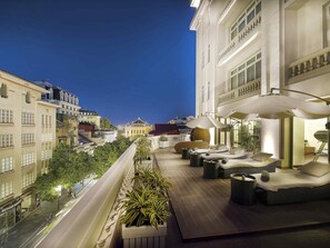 Piscina interna, espreguiçadeiras