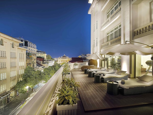 Indoor pool, pool loungers - Hotel de l'Opera Hanoi - Mgallery (Hanoi)