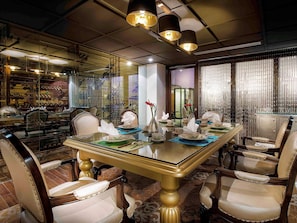 2 restaurantes; se sirve desayuno, almuerzo y cena; cocina internacional