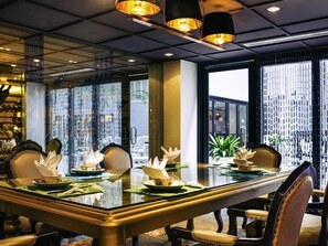 2 restaurants, breakfast, lunch, dinner served; international cuisine