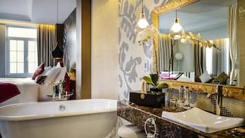 Phòng Suite, 1 giường cỡ king (L'Opera. Opera House View) | 1 phòng ngủ, minibar, két bảo mật tại phòng, bàn