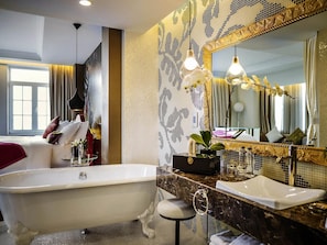 Suite, 1 King Bed (L'Opera. Opera House View) | 1 bedroom, minibar, in-room safe, desk