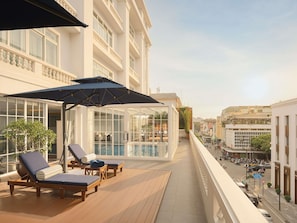Indoor pool, sun loungers