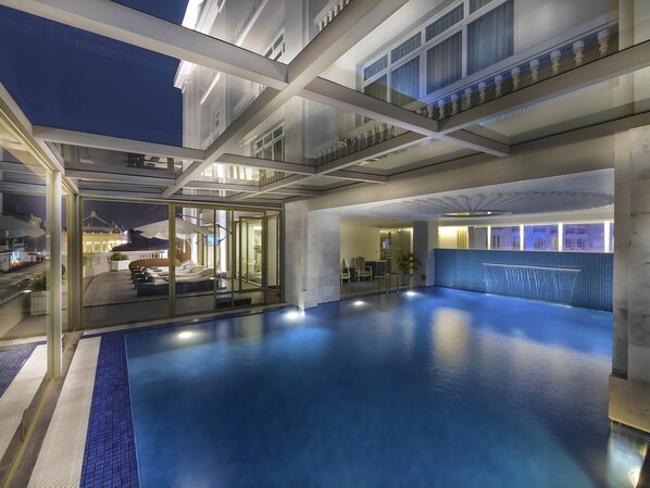 Indoor pool, pool loungers