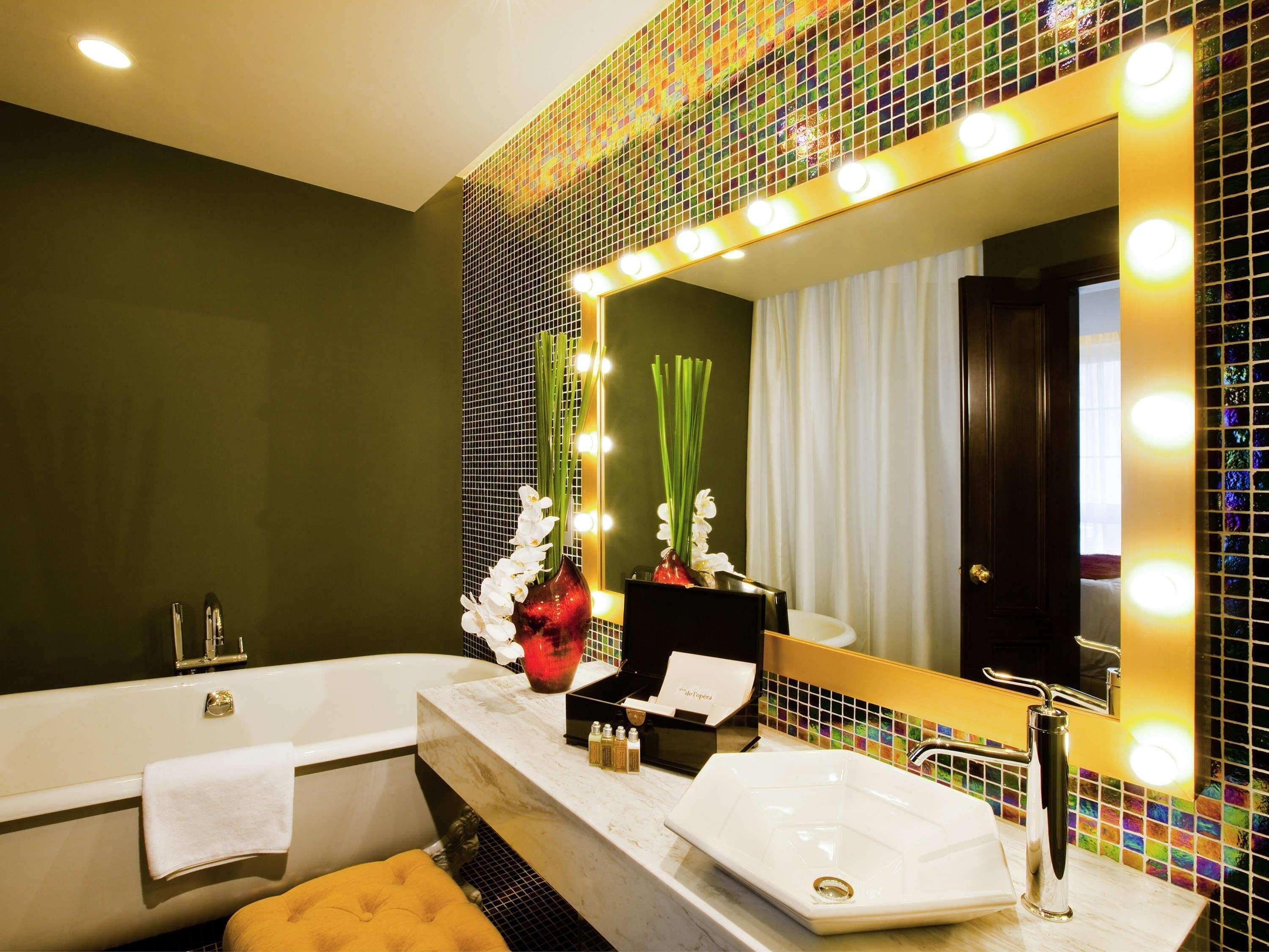 Minibar, caja de seguridad en la habitación y escritorio 