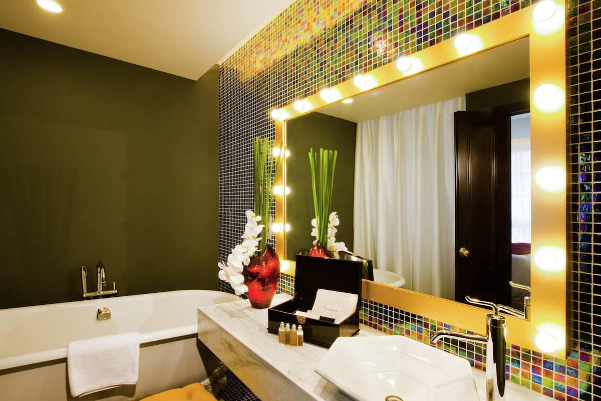 Suite, 1 King Bed | 1 bedroom, minibar, in-room safe, desk