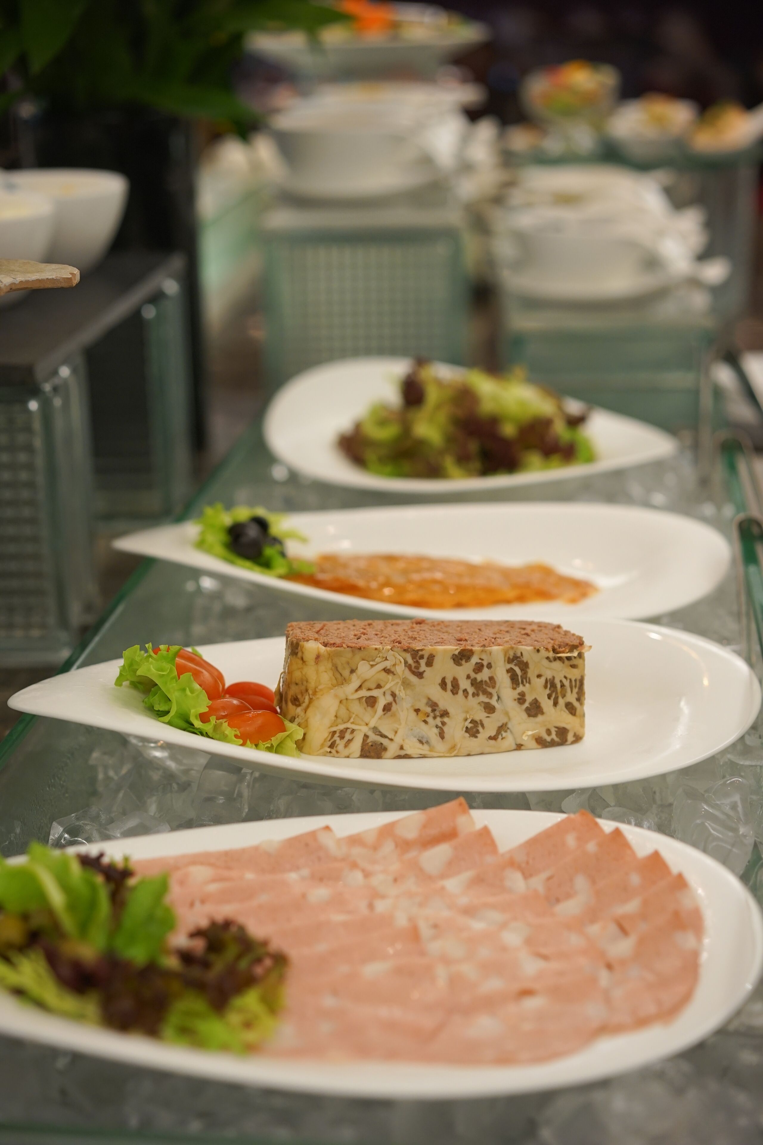 daily buffet breakfast (vnd 520000 per person)