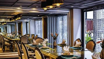 2 nhà hàng, phục vụ bữa sáng, bữa trưa, món ăn mang phong cách quốc tế