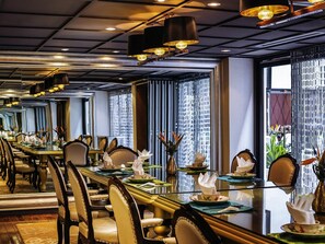 2 restaurants, breakfast, lunch, dinner served; international cuisine 