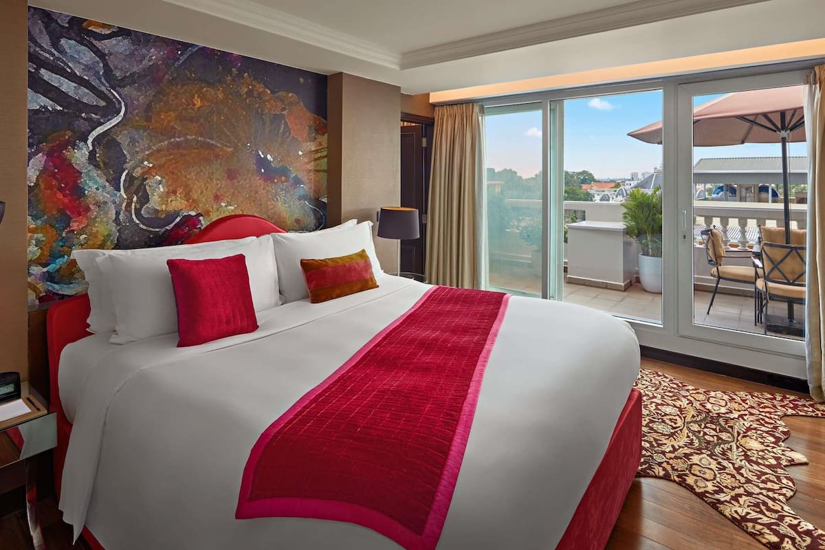 Executive Suite, 1 King Bed, Balcony (Opera House View) | Minibar, in-room safe, desk, blackout drapes
