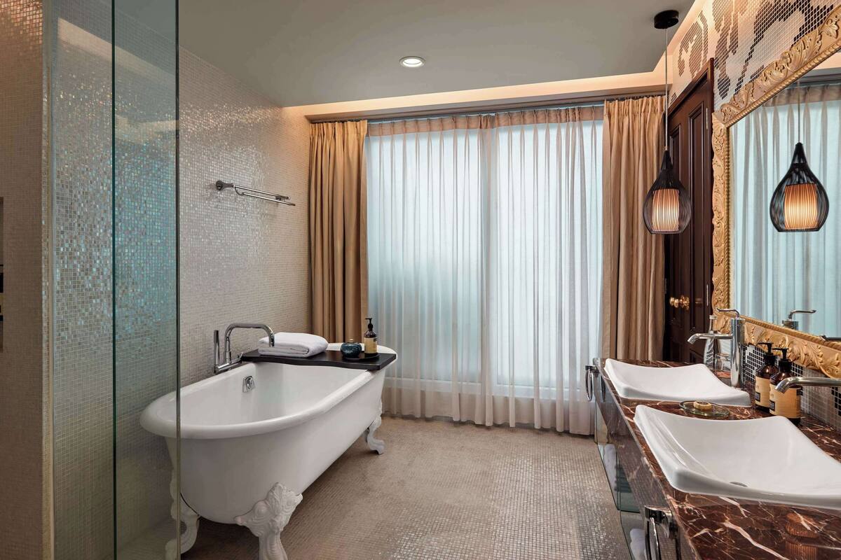 Executive Suite, 1 King Bed, Balcony (Opera House View) | Bathroom