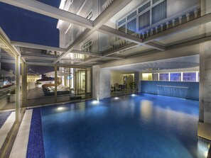 Indoor pool, sun loungers