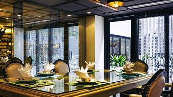 2 restaurants, breakfast, lunch, dinner served; international cuisine