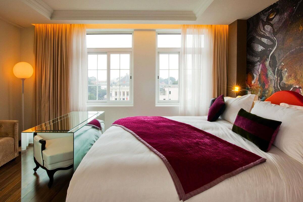 Suite, 1 kingsize-seng (L'Opera. Opera House View) | Minibar, safe på rommet, skrivebord og blendingsgardiner