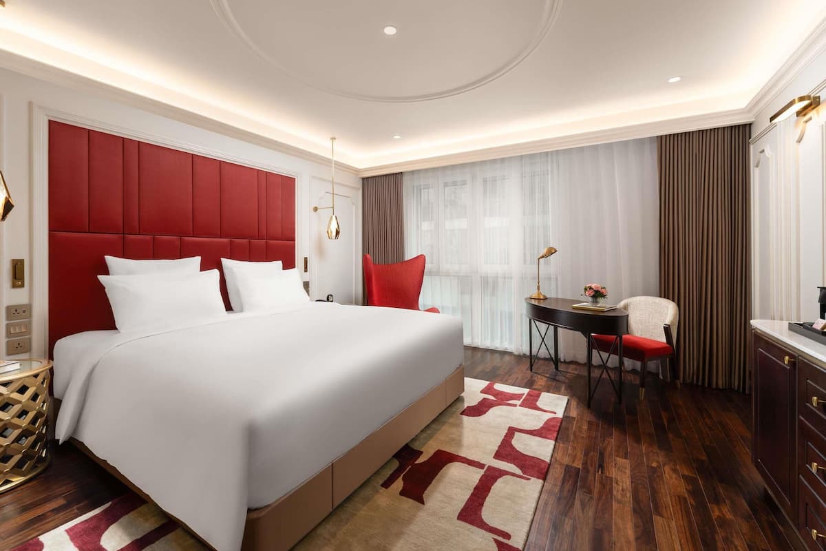 Rom – deluxe, 1 kingsize-seng | Minibar, safe på rommet, skrivebord og blendingsgardiner