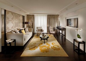 มินิบาร์, ตู้นิรภัยในห้องพัก, โต๊ะทำงาน, ห้องเก็บเสียง