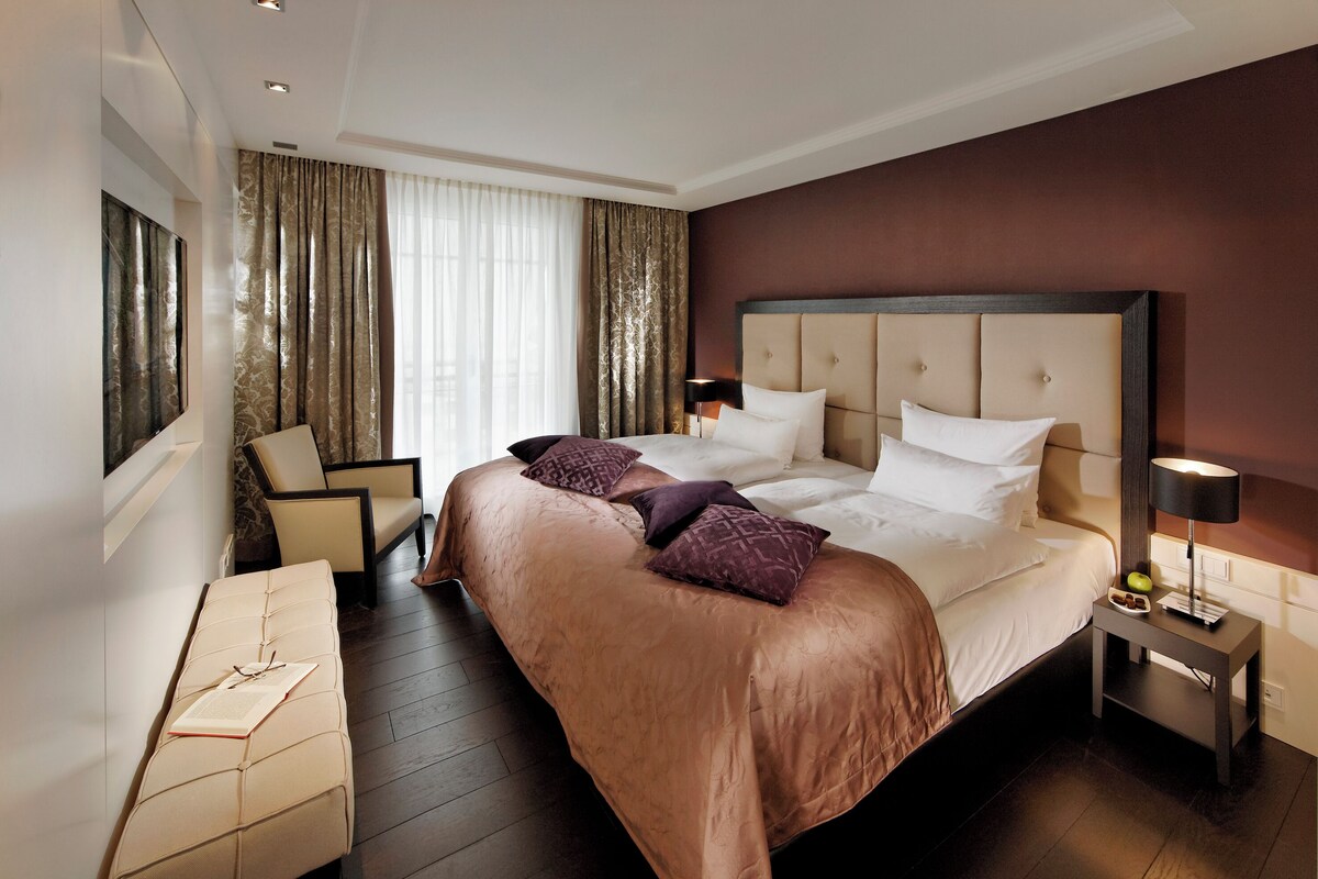 Suite | Hypo-allergenic bedding, minibar, in-room safe, desk