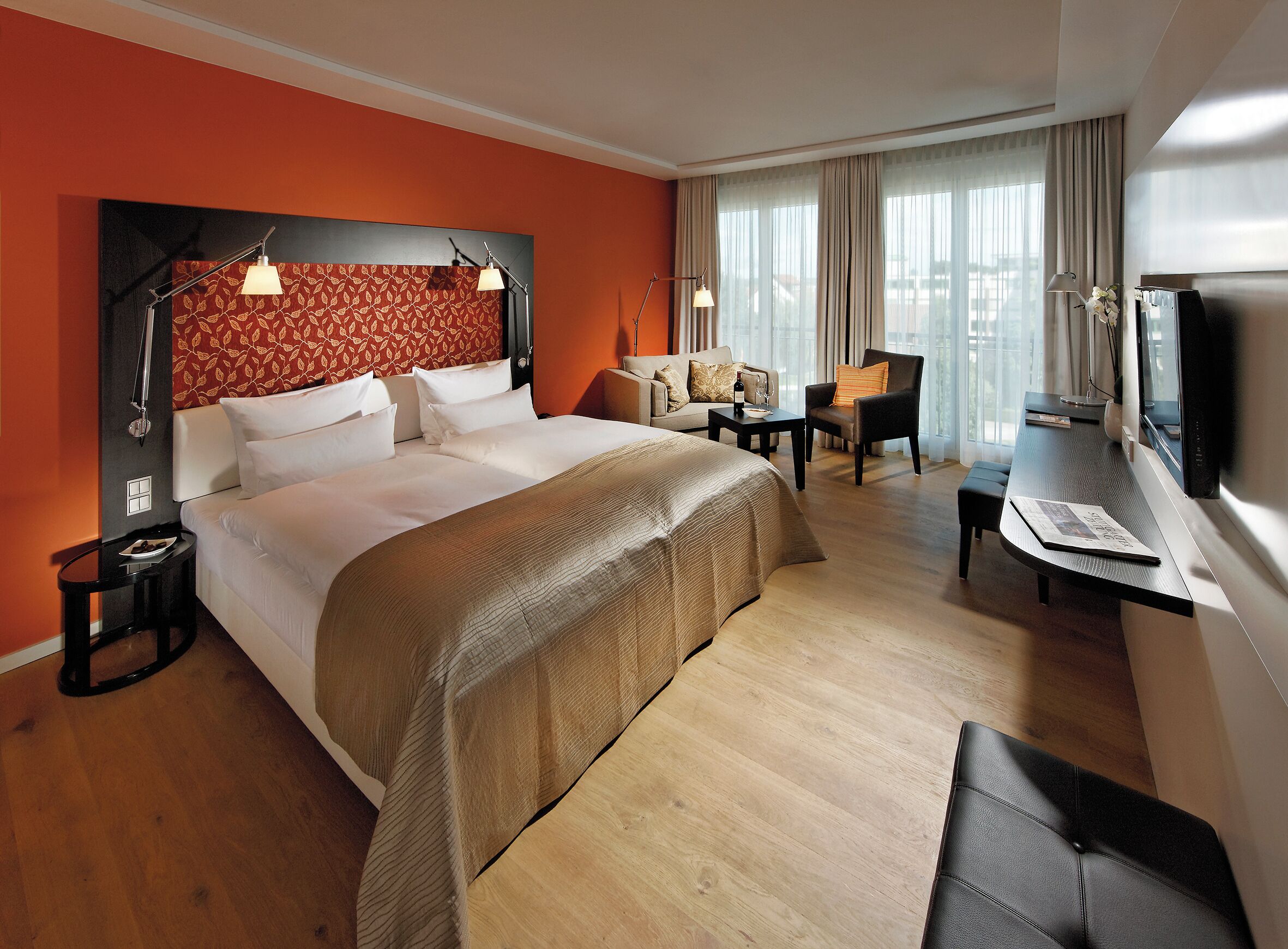 Deluxe Room | Minibar, in-room safe, desk, soundproofing