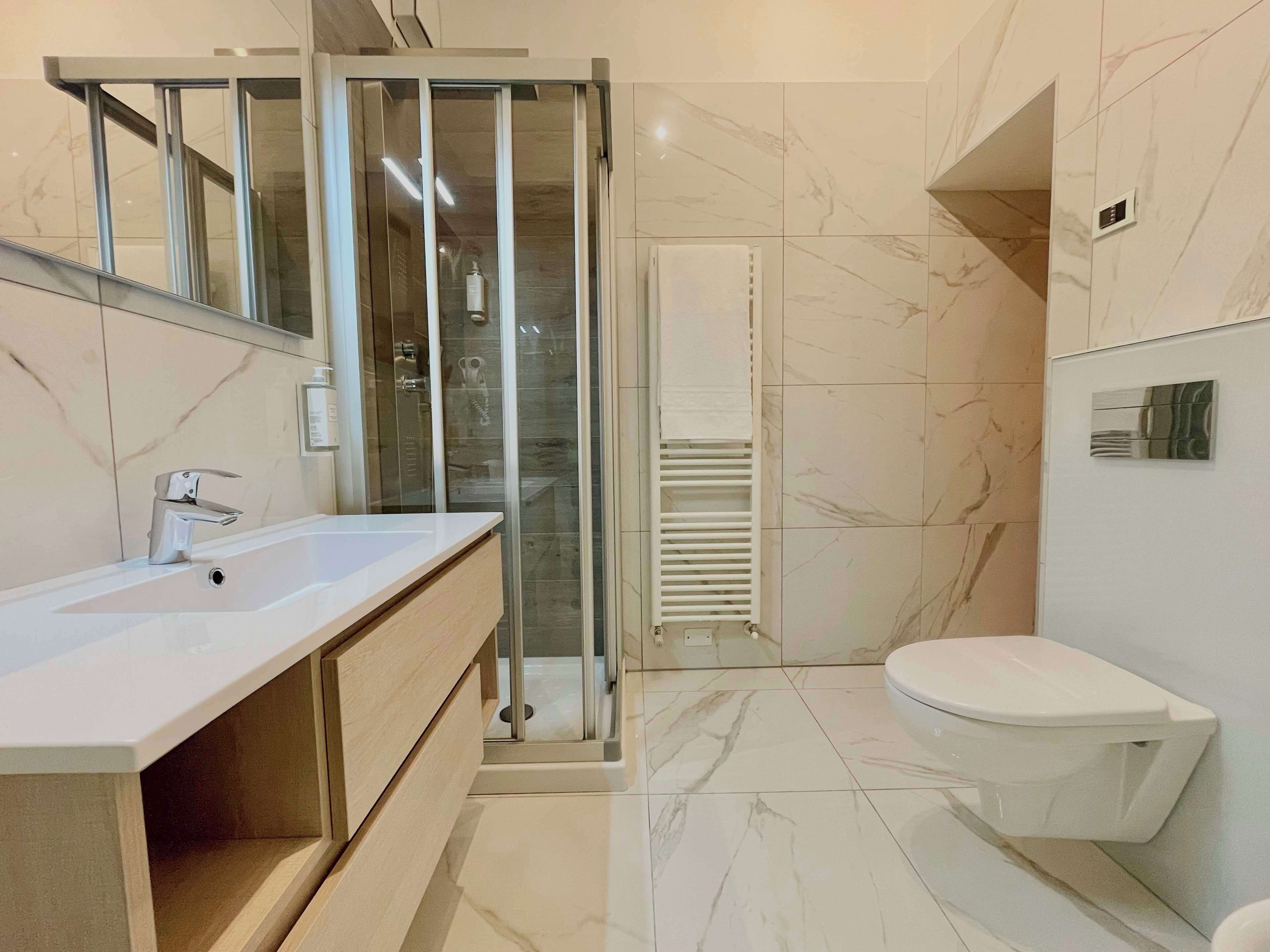 standard room, 1 queen bed, balcony, mountain view | bathroom | shower, free toiletries, hair dryer, bidet