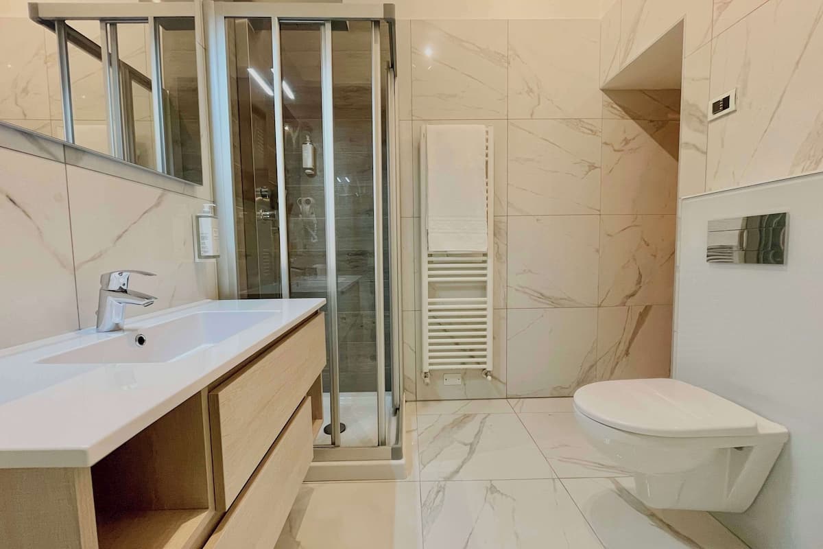 standard room, 1 queen bed, balcony, mountain view | bathroom | shower, free toiletries, hair dryer, bidet