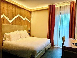 Kamar Comfort, 1 Tempat Tidur Queen, balkon, pemandangan gunung | Brankas, meja kerja, Wi-Fi gratis, dan seprai linen
