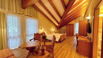 Suite junior, 1 cama Queen size, balcón, vista a la montaña | Caja de seguridad en la habitación, escritorio y wifi gratis