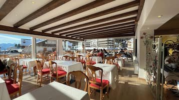 Petit déjeuner buffet (9 EUR par personne)