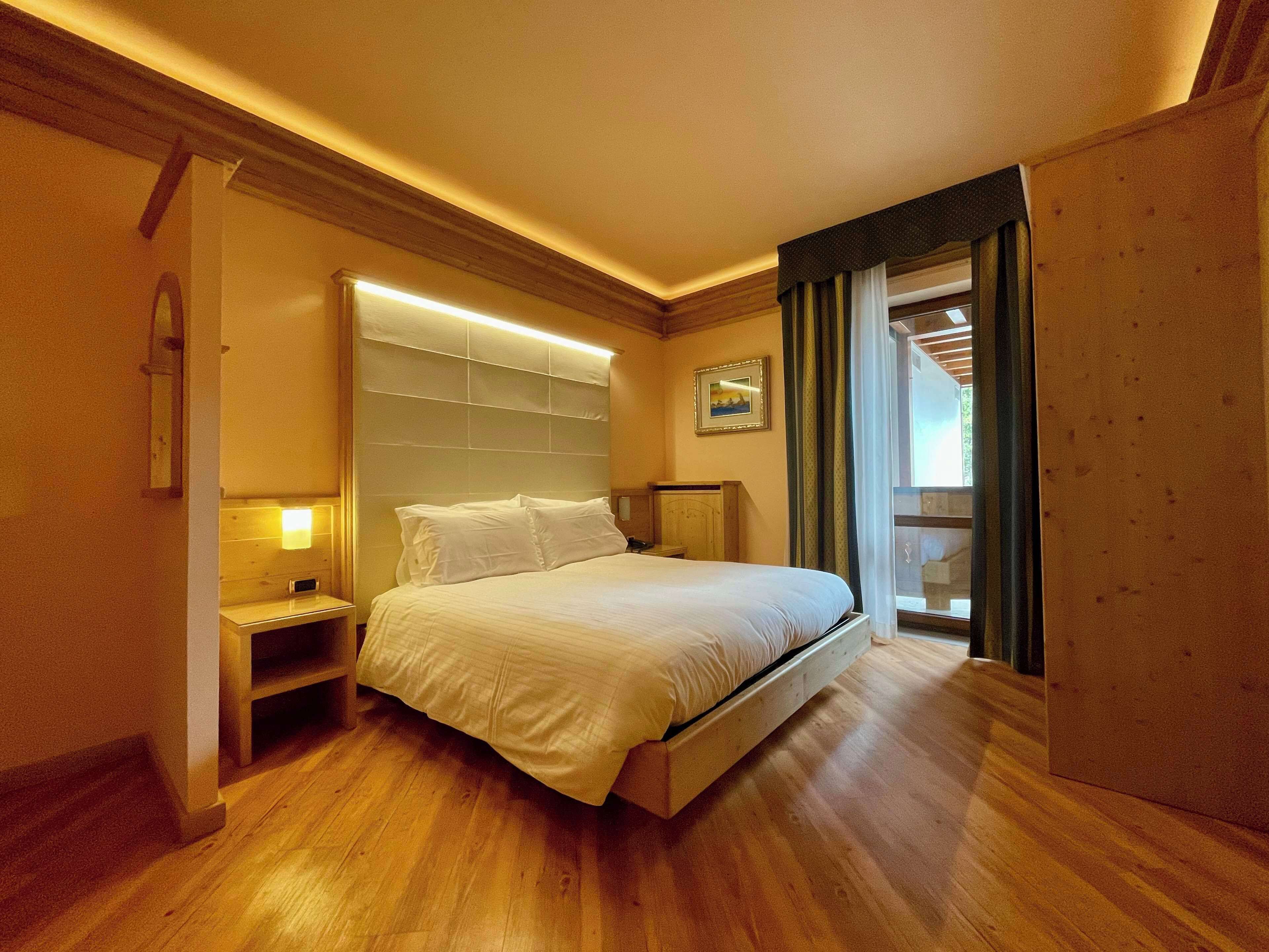 standard room, 1 queen bed, balcony, mountain view | in-room safe, desk, free wifi, bed sheets