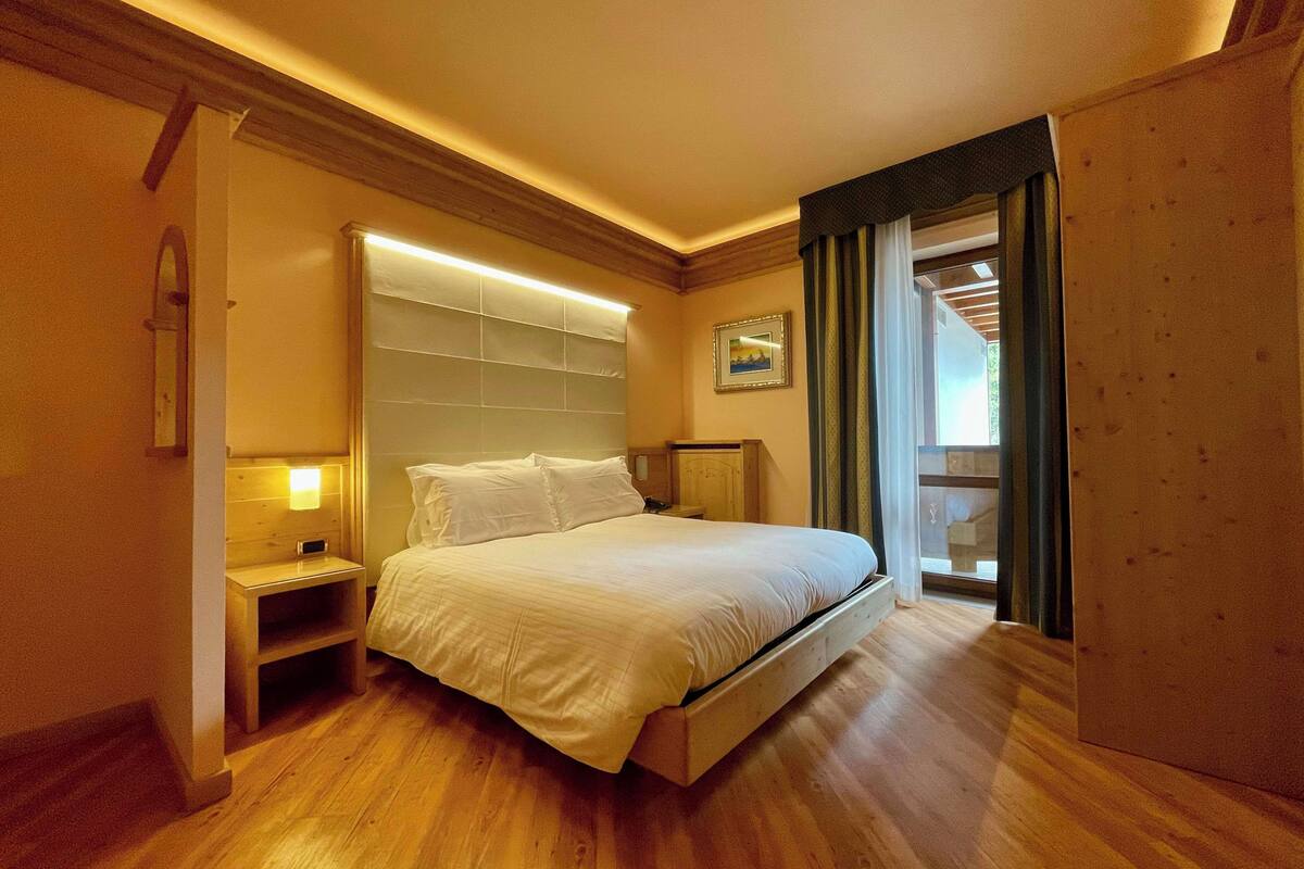 standard room, 1 queen bed, balcony, mountain view | in-room safe, desk, free wifi, bed sheets